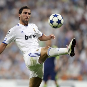 九游手游官网-西甲：皇马在客场2-0完胜巴萨，领跑悬念持续升高，皇马2-1战胜巴萨登顶