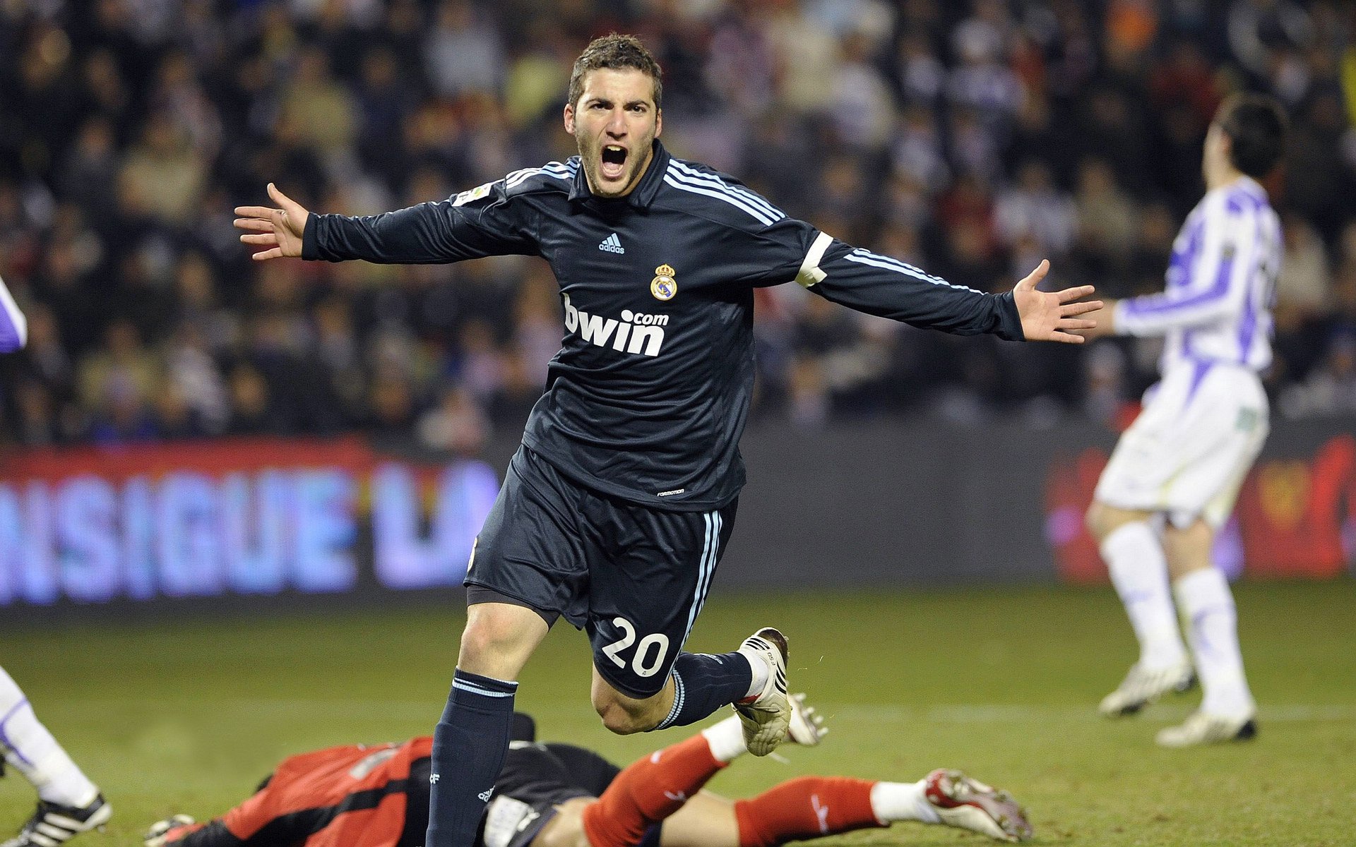 “攻守转换瞬间，战术布局缜密，比赛充满策略与智慧”，攻守战术分别包括